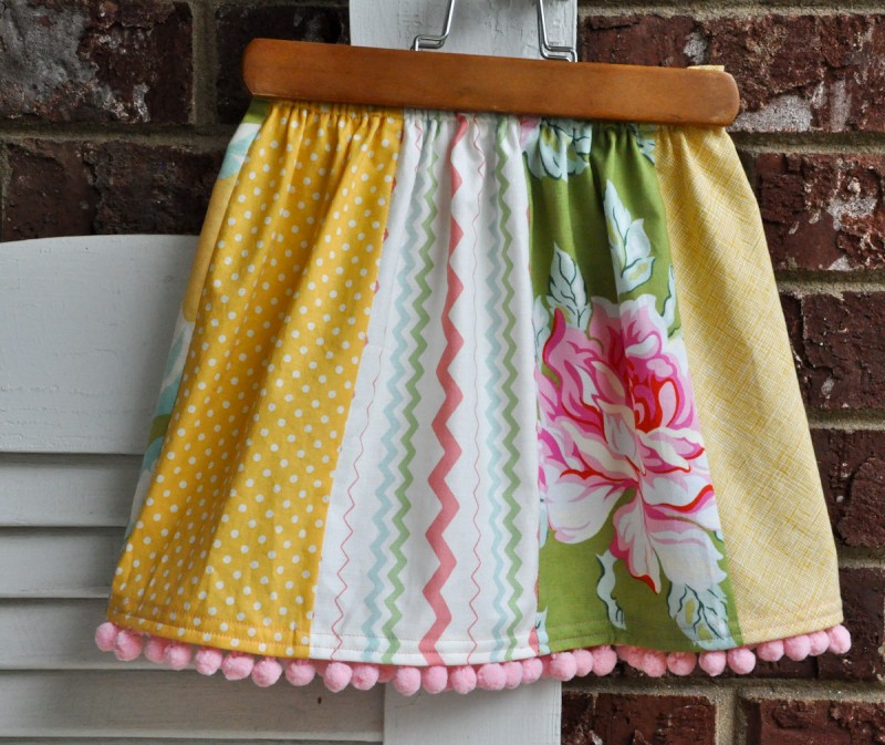 Pretty little skirt with pompoms - telafante